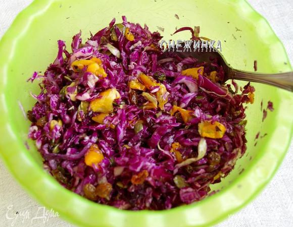 Смешиваем капусту, тыкву, изюм и тыквенные семечки. Заправляем апельсиновым соусом.