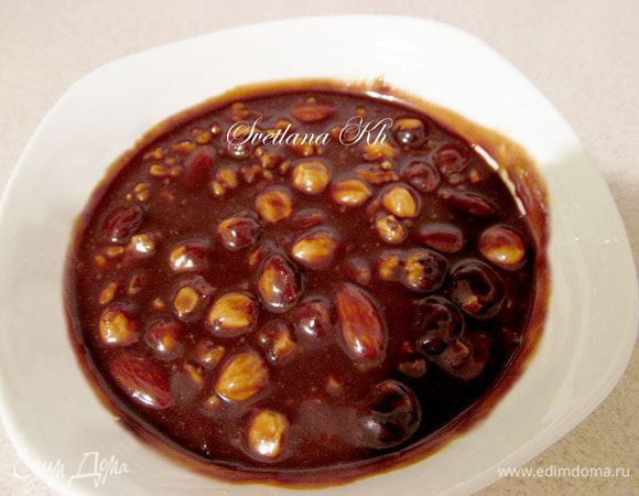 Карамель вылить  в миску, соединить с  измельченным шоколадом и добавить щепотку соли. Размешать до гладкого состояния. Всыпать орехи.