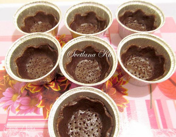 Тесто достать из холодильника и распределить по формочкам. Донышко наколоть вилкой, так как, тесто поднимается.
Выпекать 10 минут при 170 гр.