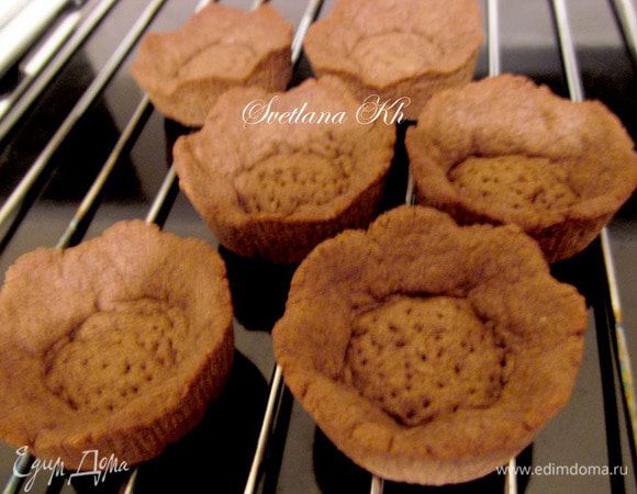 Готовые тарталетки остудить на решетке. 