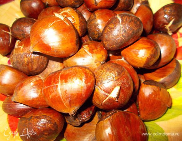 Каштаны моем, надрезаем с выпуклой стороны крест-накрест. Это мы делаем для того,чтобы каштаны можно было легче очистить от кожицы.