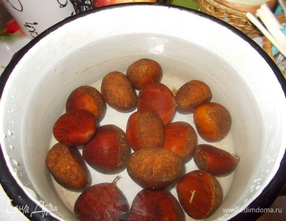 В кастрюлю наливаем холодную воду,выкладываем туда каштаны и варим их до готовности(минут 15 - 25 ,в зависимости от размера каштанов)