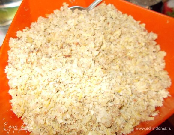 Очищенные каштаны измельчаем в процессоре,или пропускаем через мясорубку.При желании,можно натереть их на мелкой терке.Это как-кому нравится:))