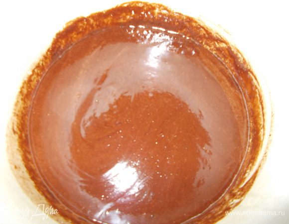 В большую кастрюлю наливаем молоко и добавляем сахар.Провариваем до растворения сахара.Добавляем масло порезанное на маленькие кусочки и 1 плитку шоколада. Соус варим до растапливания масла и шоколада до однородного состояния.Добавляем коньяк.