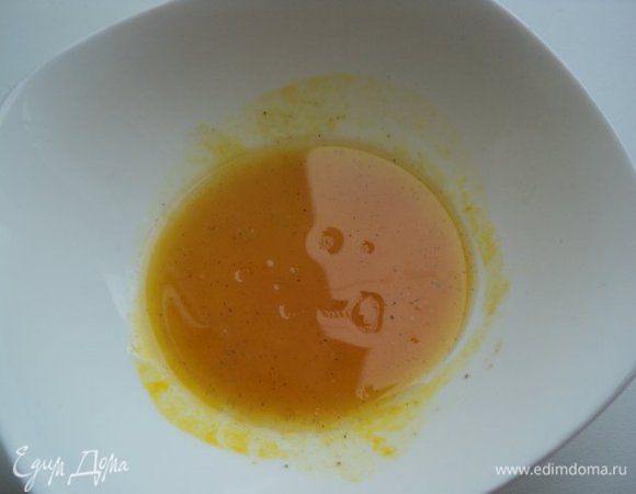 Из апельсина выдавить сок, добавить сахар и уварить на маленьком огне в 2 раза. Охладить, добавить оливковое масло и перец по вкусу.