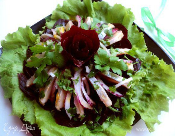 и порезанный тонкими четверть кольцами лук. Полить апельсиновым соусом и посыпать зеленью. Приятного аппетита!