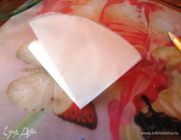 Вырезаем. Складываем вчетверо. До середины разрезаем одну сторону. 