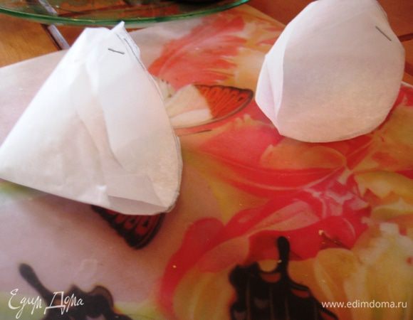 Скручиваем в конус, закрепляем скрепкой или степлером. То же самое проделываем с остальными формочками