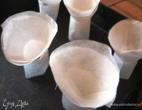 Для поддержки формочек вырезаем  прямоугольники и из них делаем подставки, причем по диаметру они должны быть меньше, чем сами формочки.