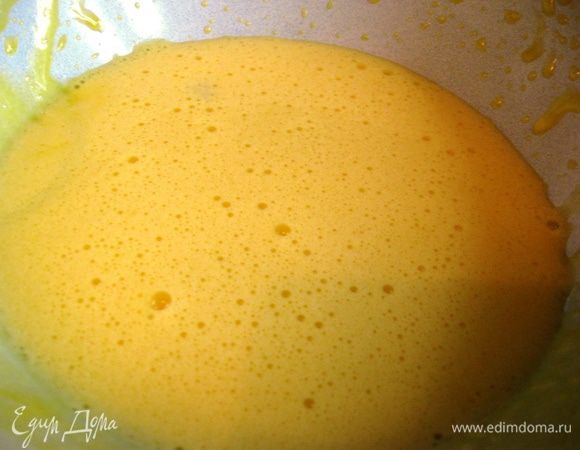 Белки отделяем от желтков. Желтки взбиваем с сахаром не меньше 5 минут. 