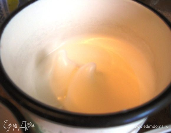 Белки взбиваем до мягких пиков с щепоткой соли. 