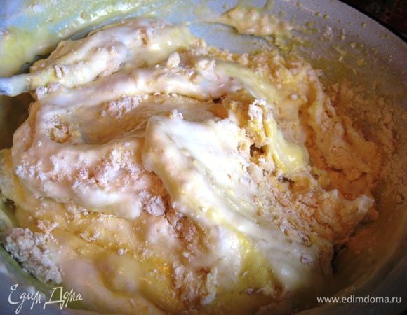 Добавляем в три приема к желткам молотый миндаль, муку и белки. Аккуратно перемешиваем сверху вниз. Выкладываем тесто в формочки.