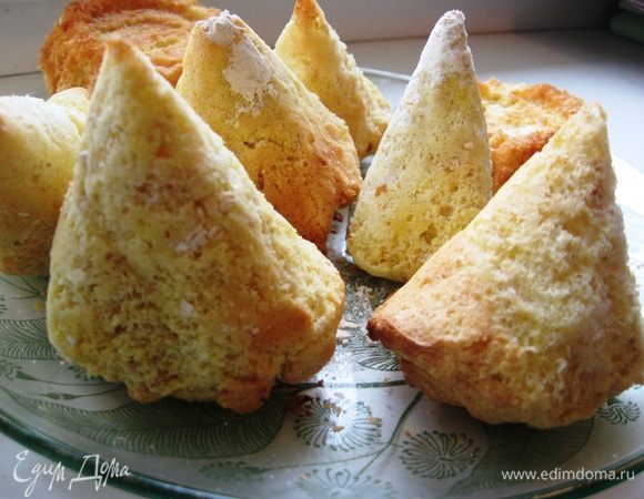 Выпекаем 15-20 минут до готовности. Когда будущие елочки остынут, срезаем нижний «купол», делаем пирожное ровным и устойчивым, т.к. при выпечке они здорово поднимаются! 