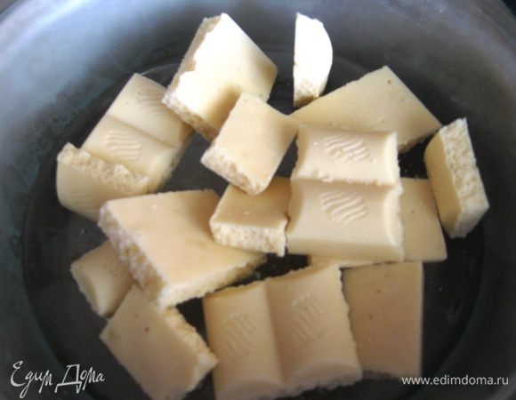 Белый шоколад растапливаем на водяной бане со сливками. Наносим шоколад на «елочки» и сразу же со всех сторон обваливаем в фисташках.
Так как я очень люблю эти орешки, я не стала измельчать их в муку, а крупно порубила ножом. Это придало «Елочкам» объем, они стали пушистыми благодаря этим веточкам. Если фисташки соленые, залейте их кипятком минут на 15. Соленость уйдет. 
