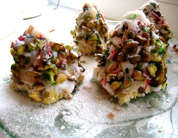 Посыпаем пирожные сахарной пудрой, по желанию делаем верхушки снега из глазури и украшаем шариками из повидла, маленьких конфет и т.д. Тут уже как вам захочется. Десерт готов. Приятного чаепития! 