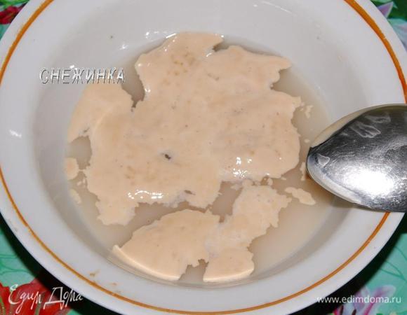 Дрожжи разводим в тёплой воде с добавлением 1 ст.л. сахара, оставляем минут на 10, чтобы они «ожили» и появилась «шапочка».