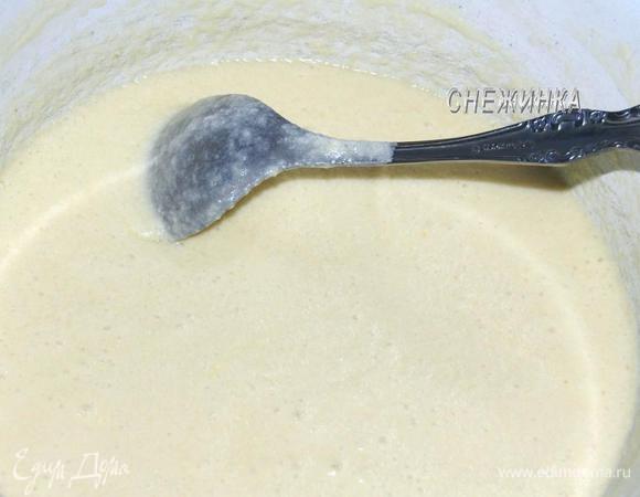 Вливаем сметанную смесь, перемешиваем.