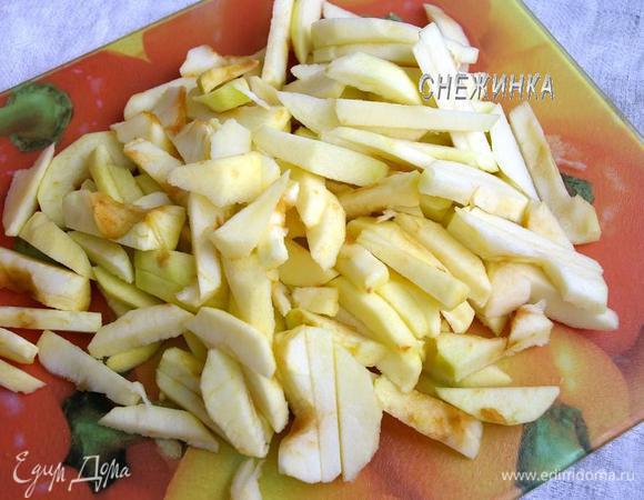 Пока займёмся начинкой. Яблоки чистим от кожи и семенного гнезда. Нарезаем длинными брусочками.