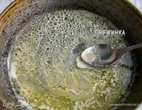 На сковороде растапливаем сливочное масло, кладём сахар и даём немного покипеть.