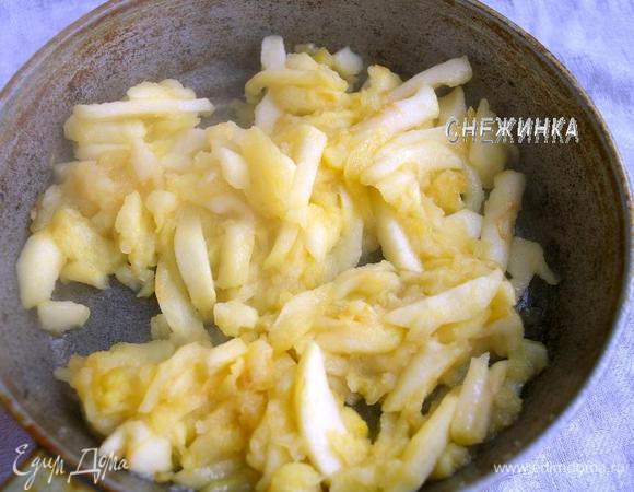 Кладём в сковороду яблоки, перемешиваем. Держим их на хорошем огне до полного выпаривания сока, где-то 10 минут, периодически помешивая. Яблоки начнут золотиться.