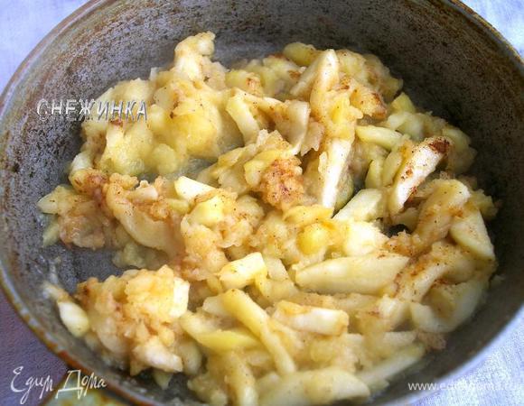 Наливаем к яблокам вино. Перемешиваем. Даём вину полностью выпариться. Насыпаем корицу, перемешиваем, выключаем. Оставляем начинку остыть.