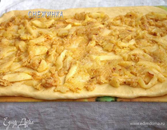 Выкладываем на слегка присыпанную мукой рабочую поверхность. Раскатываем в прямоугольник. Я раскатала по размеру доски, 39×29 см. Тонким слоем раскладываем  начинку, немного оставив свободным место сверху.