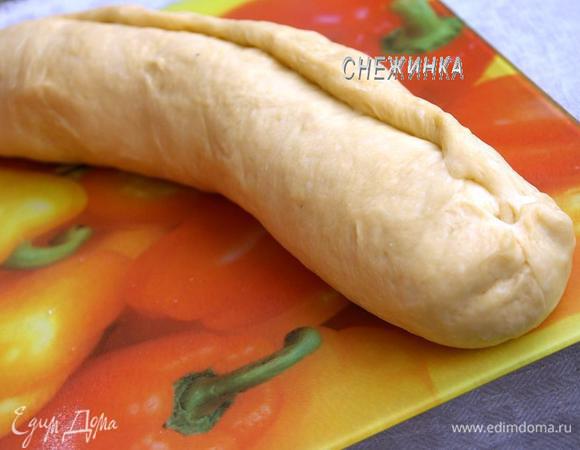 Сворачиваем рулет, не очень плотно. Края защипываем.