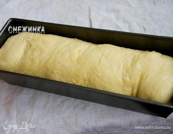 Прямоугольную форму для выпечки кекса слегка смазываем маслом. Укладываем рулет  в форму швом вниз, немного подсобрав края, чтобы он влез в форму. Оставляем на расстойку на 20 минут. Разогреваем духовку до 180С.