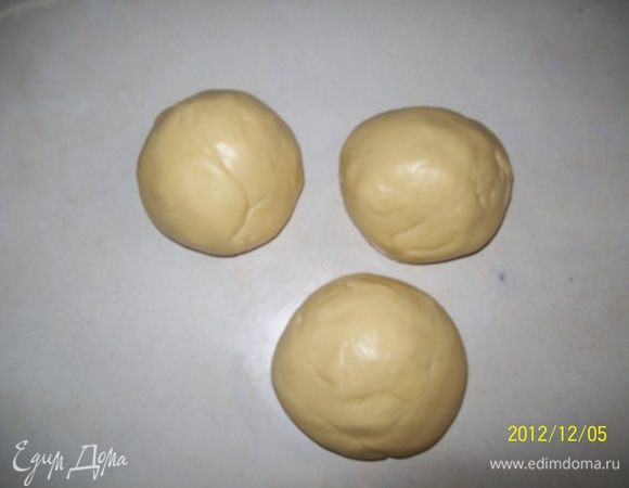 Вымесить гладкое тесто т разделить на 3 части .Поместить в холодильник на 1 час.
Положить один шар теста  и раскатать толщиной 4-5 млм. вырезать по форе . Навернуть на скалку и развернуть на форму. наколоть ножом и выпекать коржи в разогретой духов 210 - 230  градусов по 7 - 10 минут каждый по отдельности.