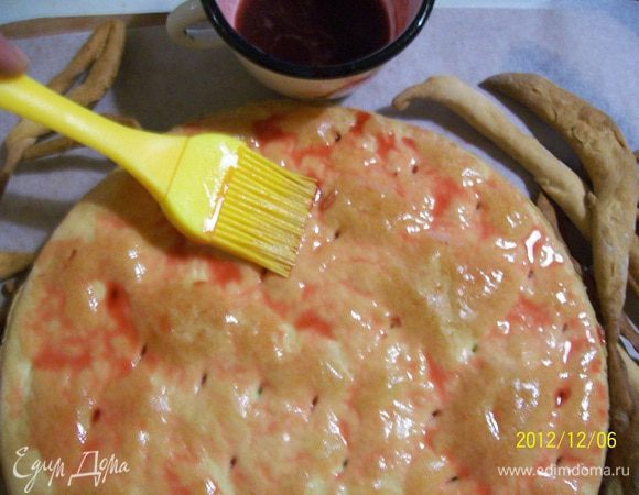 Пропитываем сиропом коржи, для этого сок смешать с медом и прогреть до растворения меда.