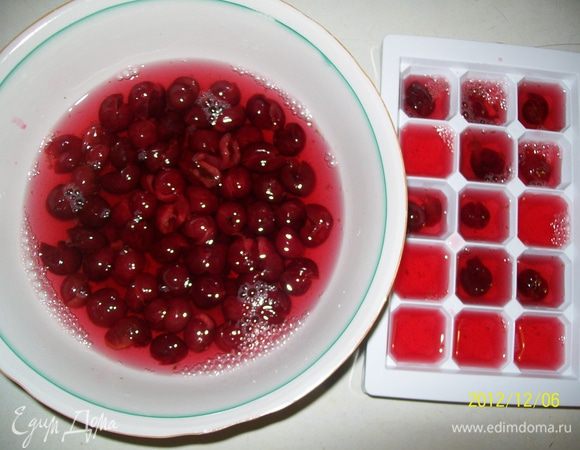 Вишневая-желейная прослойка:
Приготовить желе по инструкции на пакетике, только добавив на 100 мл меньше воды.
С вишни удалить косточку и вмешать ее в горячую желейную массу.
1 часть желе заливаем в формочку для льда- это послужит для украшения торта.
Остальную часть оставляем остывать до состояния киселя.