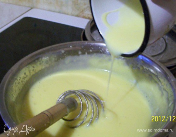 Заварной крем:
Молоко довести до кипения , но не кипятить.
сахар смешать с крахмалом и добавить яйцо.
 Взбить до бела.
Горячее молоко влить по чуть-чуть в яично-крахмальную смесь.
Поставить на медленный огонь, довести до кипения, варить крем 1-2 минуты до загустения.