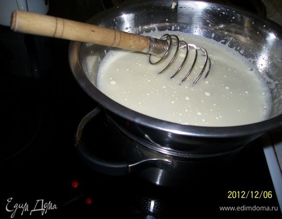 Крем-суфле. :
желатин развести в 100 мл холодном молоке на 10 минут, затем растопим на слабом огне до 60 градусов, не доводя до кипения. Постоянно помешиваем до полного растворения гранул желатина.
В глубокой миске растираем желтки с сахаром до бела. 
250 мл молока доводим до кипения , но не кипятим. 
Вливаем тонкой струйкой горячее молоко в растертые желтки с сахаром 
и интенсивно взбиваем венчиком.
Ставим на водяную баню так , что бы дно миски не касалось кипящей воды. 
Прогреваем до 80 градусов, тоесть до загустения. Все это время помешиваем венчиком. Примерно по времени 12-15 минут.