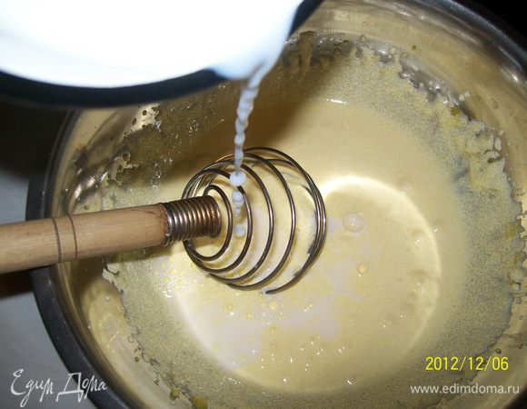 Не снимая с водяной бани вводим распущенный желатин. Взбиваем до однородности.
крем готов, отставляем до остывания комнатной температуры.