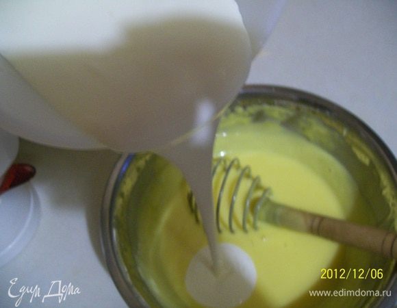 Смотрим как только крем начнет густеть вводим взбитые сливки с сахарной пудрой в молочный крем и взбиваем до однородности. крем полностью готов.