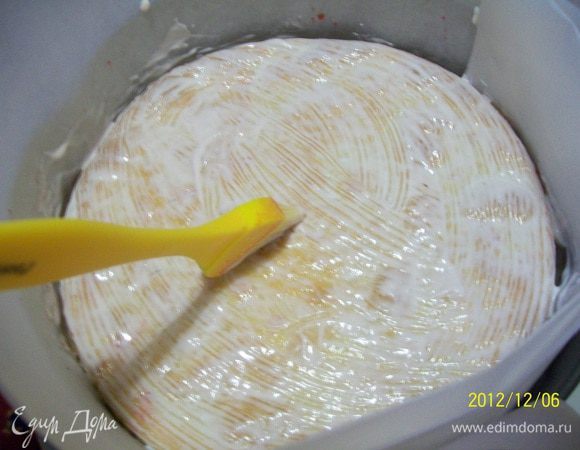 Сборка торта: 
 Все коржи пропитываем сиропом. 
Нижний корж укладываем на блюдо. Бока  застилаем пергаментом, как бы формируем бортик. Одеваем разъемное кольцо и защелкиваем на корж.
Хорошо промазываем заварным кремом, но 5-6 ст. ложек оставляем для промазывания остальных коржей.
Накрываем вторым коржом пропитанной сиропом  и промазанной кремом стороной.
 Немного прижимаем корж для заполнения пустот внутри. Еще раз сверху корж промазываем кремом.