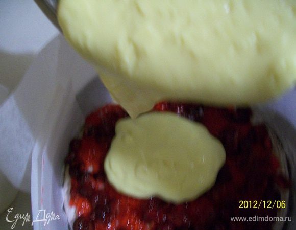 В это время желе загустеет и станет как кисель. выкладываем аккуратно вишню-желе на корж и ровняем вишню.
затем заливаем желированую вишню 1/2 частью крем-суфле.
Накрываем третьим коржом, пропитанной и промазанной стороной. 
немного прижимаем и промазываем и для пропитки заварным кремом. 
Верх коржа заливаем оставшимся крем-суфле и выравниваем крем.
