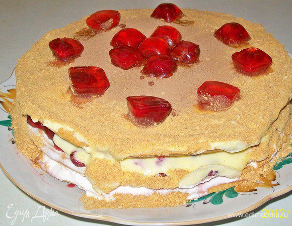 Украшаем: посыпаем  по бокам крошками , с печеных, перетертых  обрезок. 
Обсыпаем по центру немного какао. 
Выкладываем фигурки желе, для этого форм для льда  с желе опускаем в кипяток на 1 секунду и аккуратно переварачиваем на тарелку. даем пропитаться торту в прохладном месте 6-10 часов.