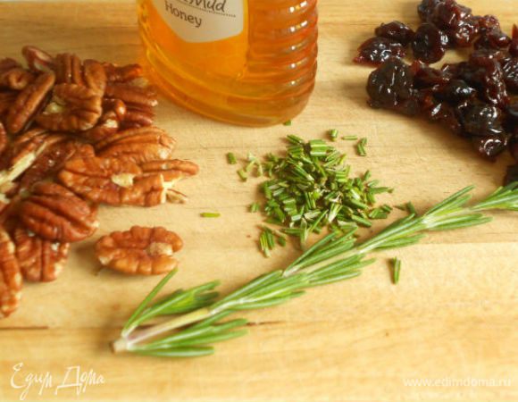 Орехи крупно порубить, листочки розмарина нарезать.