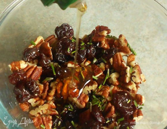 Смешать в миске  орехи с сушёной ягодой, розмарином и мёдом.