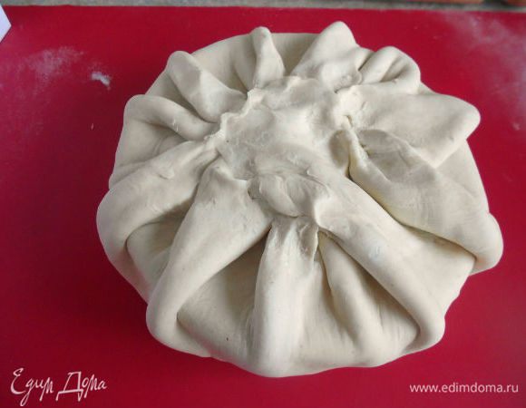 Завернуть тесто и защипнуть плотно над сыром, лишнее можно обрезать. Нужно следить, чтобы слой теста здесь не получился слишком толстым.