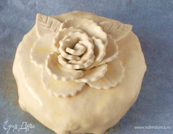 Противень застелить пекарской бумагой и положить пирог вниз швом.
Яйцо взбить с водой и обмазать им пирог.
Из обрезков теста вырезать любые фигурки и украсить ими верх пирога, смазать яйцом. Не смазывайте только срезы фигурок - они склеятся и не расслоятся красиво.