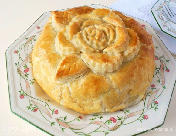 Выпекать 20-25 минут до золотистого цвета и увеличения теста в объёме. Затем следует остудить пирог  в течении 40-50 мин. и подавать в тёплом виде (сыр долго сохраняет тепло),