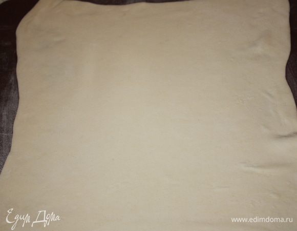 Один пласт теста раскатывем на присыпанной мукой поверхности довольно тонко.
