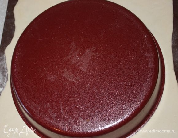 С помощью тарелки или ,как у меня формы,вырезаем круг диаметром 25 см.