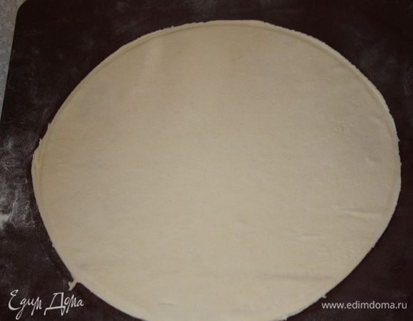 Положить круг на противень и убрать в холодильник.