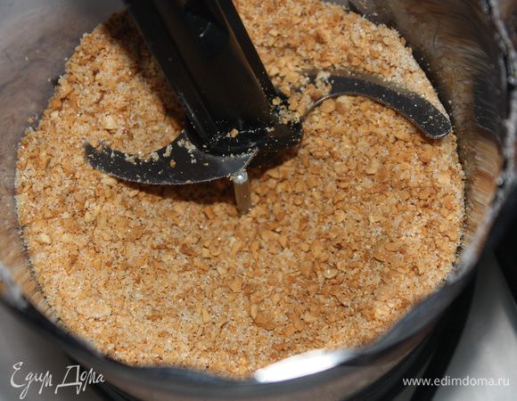 Получается вот такая крошка....Не пугайтесь,мне попался просто немного поджаренный миндаль....я сама бланшировала миндаль,и была удивлена его видом,хотя на вкус был нормальный))