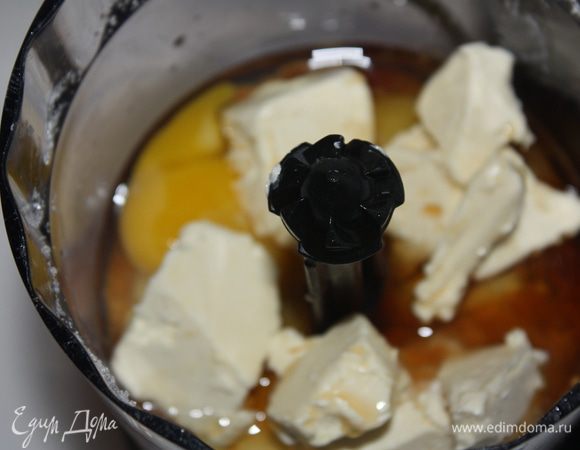 Добавляем 50 г муки,2 яйца,масло и ликер.все перемешиваем блендером.