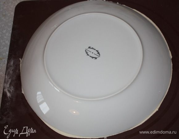 Раскатать второй пласт теста и вырезать из него круг чуть больше,чем первый.