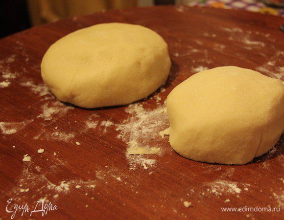 Взбить мягкое масло с яйцами. Добавить сахар и еще немного взбить. Добавить соду, перемешать и добавить муки. Замесить мягкое не липкое тесто. Разделить его на 2 части, одна должная быть чуть больше другой.